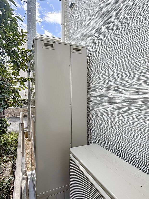 【◆給湯器／ダイキン　エコキュート◆】ダイキンの給湯器を採用。
ガス給湯器に比べ、エコキュートは給湯光熱費を約65％削減します。また、災害に強いことも特徴で、災害が発生して万が一停電や断水などが起きても、貯水タンクユニットに残っているお湯や水を生活用水に使用することができます。