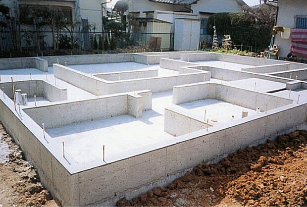 【【基礎全周囲換気工法】】基礎内部に湿気が籠らないように、従来の建物でも基礎に数か所、くぼみを作り、換気口を作っていました。基礎全周囲換気工法は基礎にくぼみを作らず換気ができる工法で、基礎の強度を高めることができます。