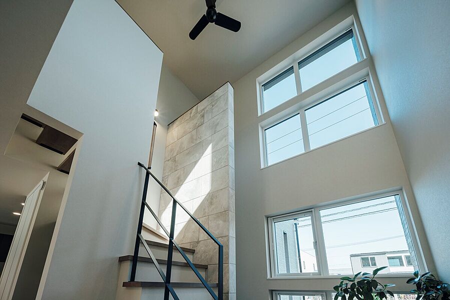 高い断熱性と全館空調の省エネ設備で仕切りがなくても快適な空間が実現。階段の吹き抜け部分には大きなアクセント窓を設置することができ、デザインと機能性の両方を叶えた空間に。