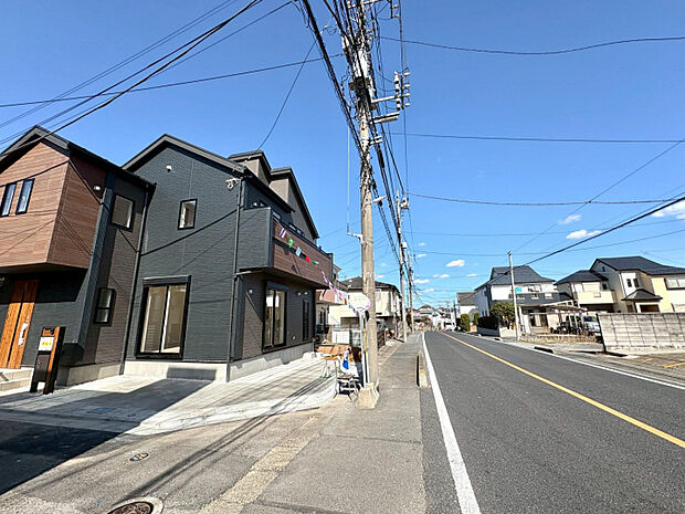 外壁が周囲の街並みと青空に生えるお洒落な仕上がり！周囲には高い建物のないエリア。青い空が大きく感じますね。　