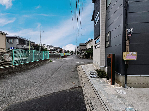 現地前面道路写真（8.23撮影）　