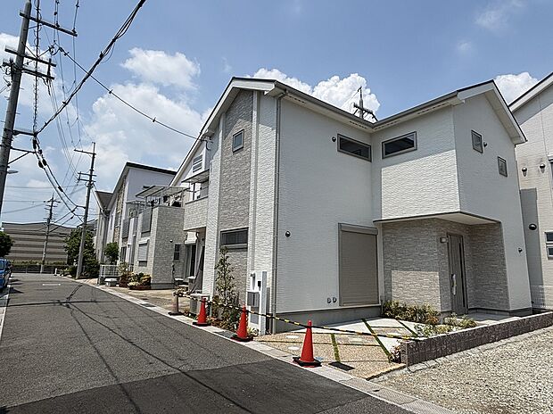 全49邸の開発分譲地内、全面道路は4.9m。分譲地は通り抜けできないので、車の通りは少なく安心です。