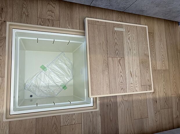 【床下収納】床下の点検口を兼ねている収納。深さがあり、ストックをたっぷり収納できます。