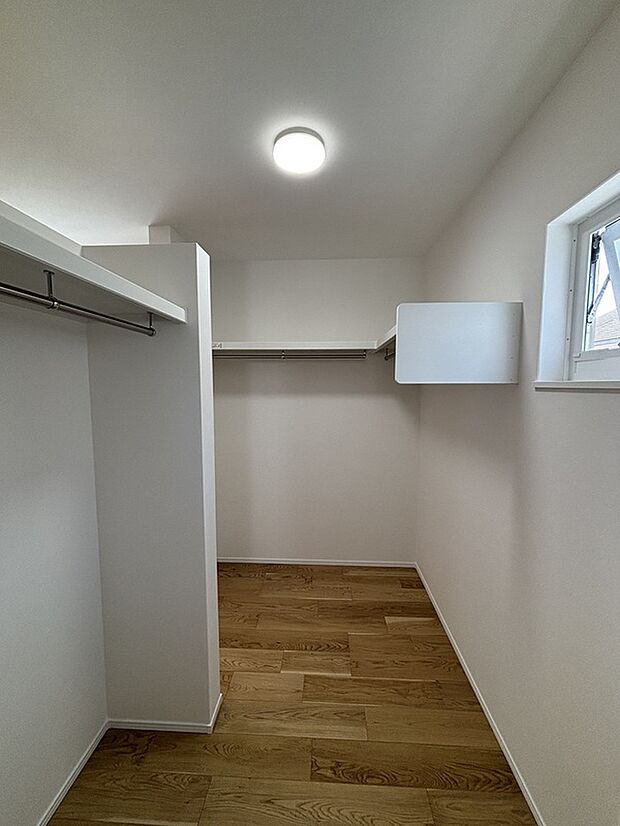 【ウォークインクローゼット】2.75帖のウォークインクローゼット。3本のパイプには約70着のシャツをかけられるうえに、幅100cmのチェストが置けるスペースもあります。家族全員の洋服をたっぷり収納。