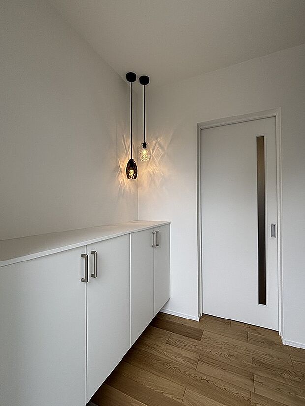 【玄関】人感センサー付きの照明で、遅い時間の帰宅でもホッとします。土間収納とフロートタイプの靴箱で収納充実。