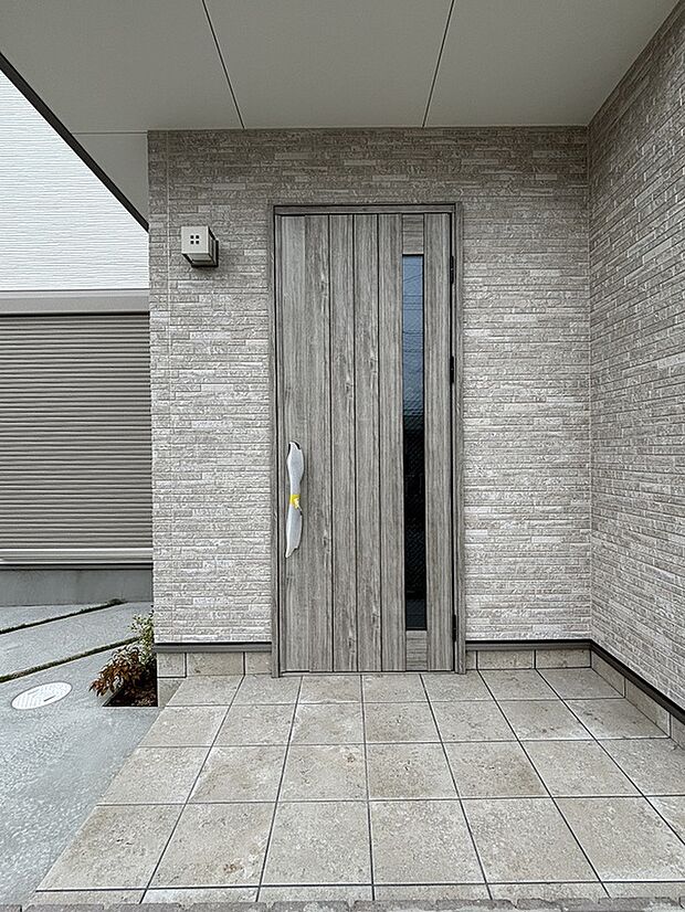 【玄関ドア】リモコンキーを持っていれば、ハンドルのボタンを押すだけで施解錠できるスマートキー対応の玄関ドアです。