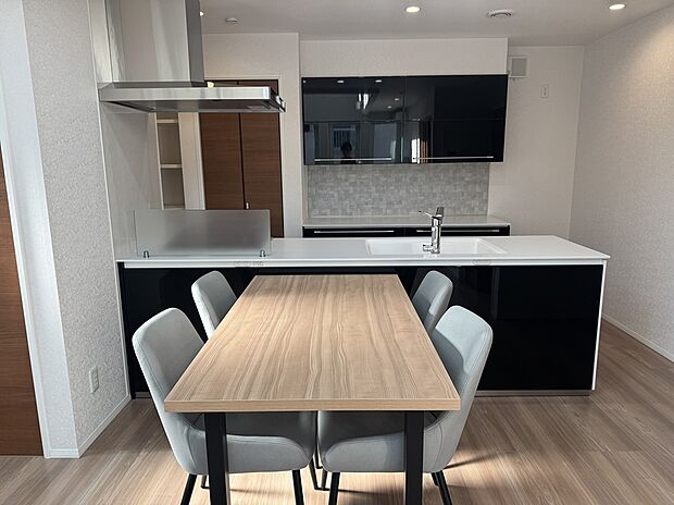 【ダイニング】4人掛けダイニングセットが備え付け。家具付きなので、生活のイメージが浮かびます。