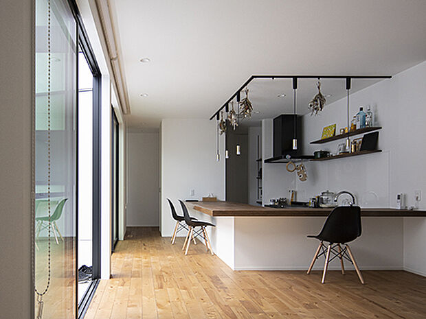 【プラン例】
ご夫婦お気に入りのカウンターキッチン。ダイニングテーブルも兼ねているので、空間が広く使える。左側には大きな窓があり、中庭と繋がっている。