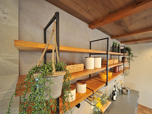 【プラン例】
調味料などにもこだわる、おしゃれなママから大人気の「見せる収納」。あえて見せることでお洒落感がアップし、お料理も楽しめます。