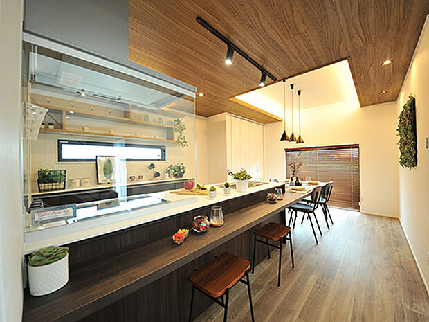 【プラン例】
大きな掃き出し窓、高低差のないフラットなウッドデッキ、室内と繋がる天井。外と内を繋ぐウッドデッキは、来客が来た時も大活躍。