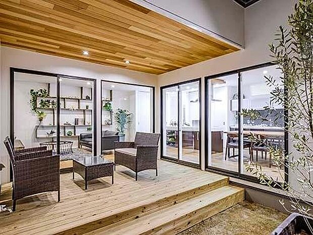 【プラン例】
中庭にセカンドリビングとして存在するデッキにはステップを設けた。軒天にも木をあしらいダウンライトで演出。