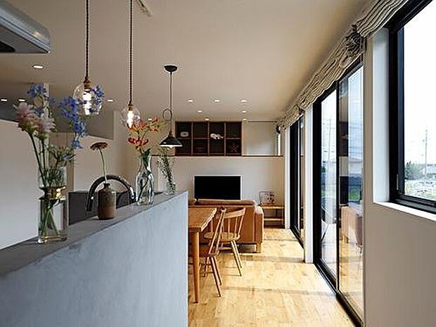 【プラン例】
オープンで開放的なLDK。腰壁によりスタディコーナーと緩やかにつながる。無垢材のテーブルやモールテックスを施したキッチンカウンター。