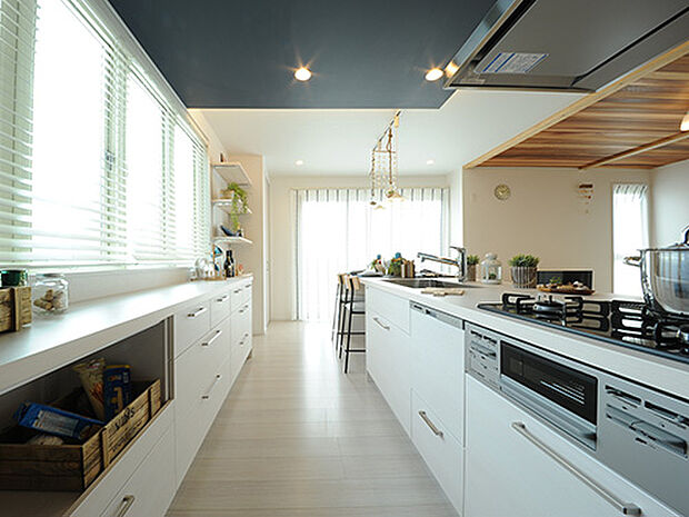 【プラン例】
背面の収納棚やキッチン作業台の奥行き、動線スペースなど細かい収まりにもこだわったため、絶妙に使いやすいサイズのアイランドキッチンになっています。