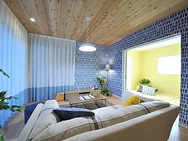 【【プラン例】】リビングでは無垢張りの天井と鮮やかなブルーと白のクロス、カーテンでダイニングとは異なる風合いデザイン。明るいイエローの和室とも相性◎