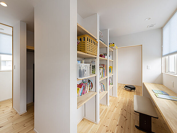 【【プラン例】】ウォークインクローゼットの裏面を利用して家族共有のワークスペースを設けた。家族4人が並んで使えるカウンターと、家族分の棚板収納を設置しました。