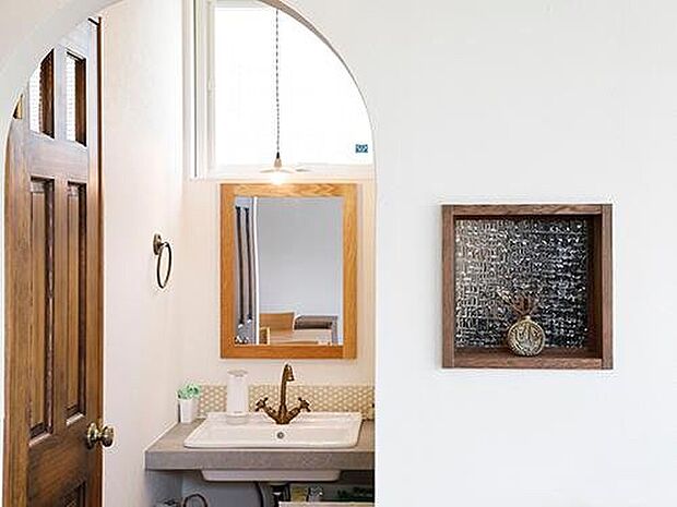 【【プラン例】】LDKの脇に設けた、奥様こだわりのアーチ形状の洗面コーナー。ゲストも使う場所なので、あえてオープンにしてデザインもかなりこだわった。