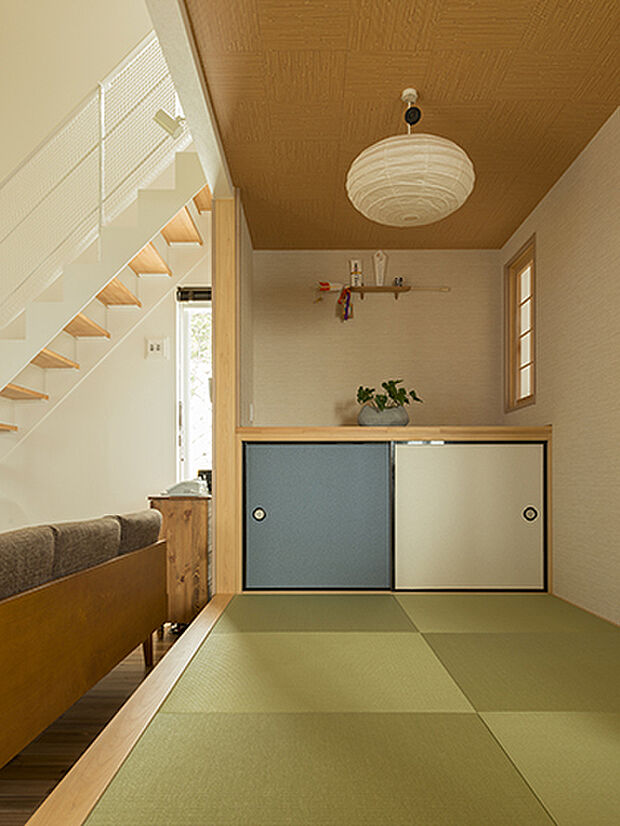 【【プラン例】】ツートンカラーの襖の付いた収納、和紙の照明、琉球畳。オープンなLDKのなかで異彩を放ちつつ、なぜか違和感がない。