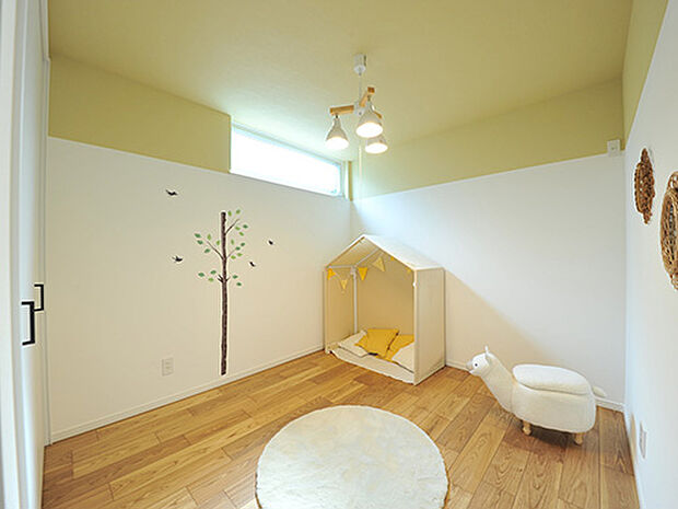 【【プラン例】】お子様のプライバシーを守れるよう上部のみ窓を設けました。アクセントクロスを上部だけにすることで家具の配置がしやすくなりました。 