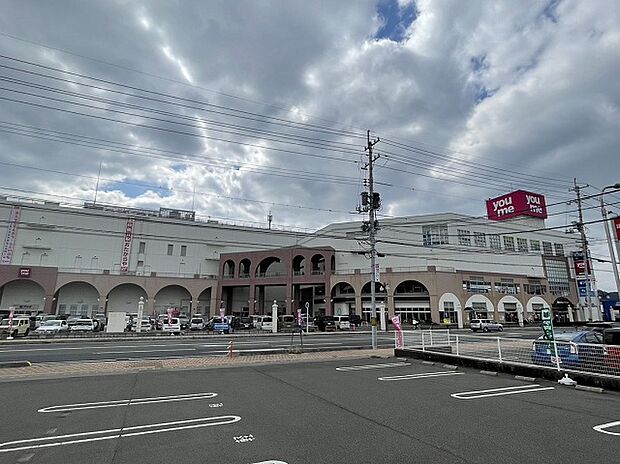 ゆめタウン下松まで900m 徒歩12分。食品・衣料品・生活雑貨などのお取り扱いがあるショッピングモールです。レストランやフードコートもあるので、休日のお出かけ先にも重宝します。