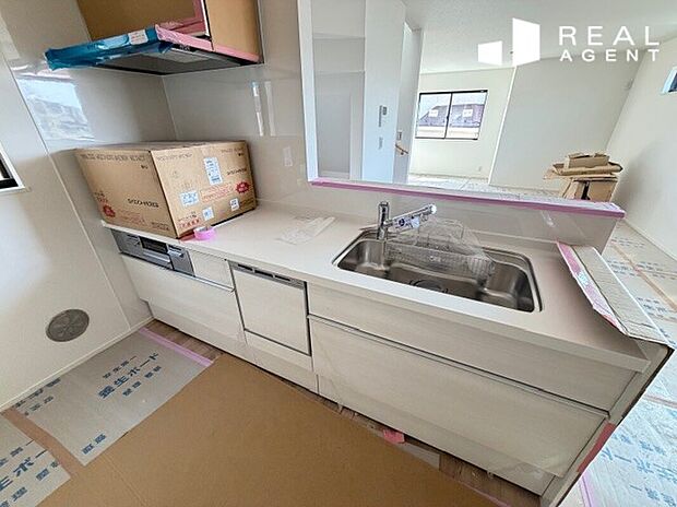 お料理作りのモチベーションを上げてくれる洗練されたデザインの生活感を感じさせないキッチンスペース。