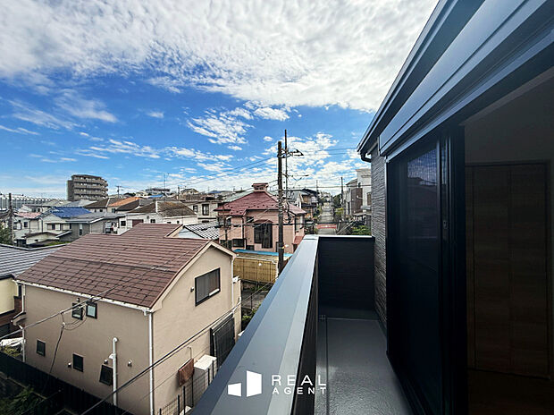 南側にバルコニーがあり、陽当り良好。たっぷり陽光が降り注ぎます。
