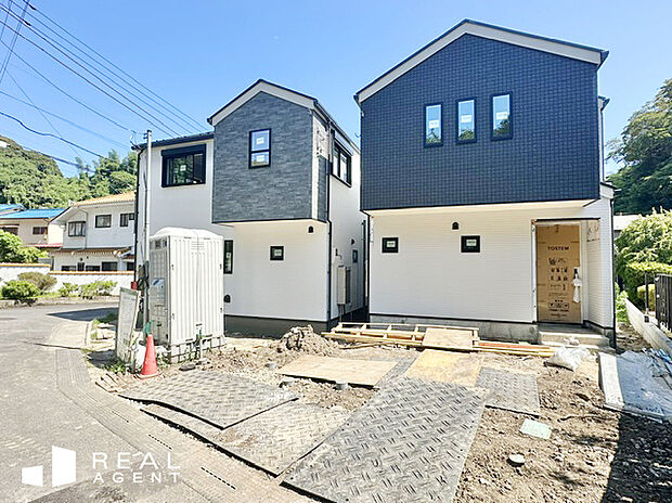 『現地撮影』
逗子駅徒歩約13分。逗子海岸まで徒歩約17分なので海辺に近い理想のマイホームが手に入ります。車種により2台駐車可能。お気軽にお問い合わせください。