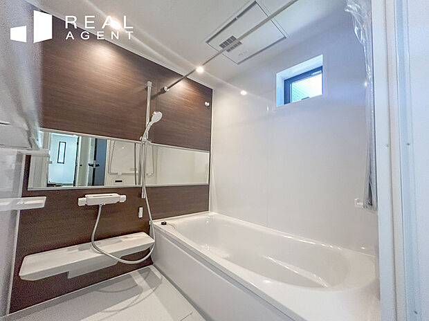 【バスルーム】浴室乾燥暖房機付きのバスルームは冬場のヒートショック対策、梅雨時期のお洗濯もの干しなどオールシーズン活躍します。