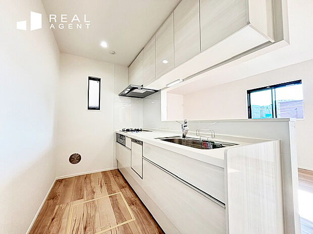 【A号棟キッチン】リビングで過ごすご家族とコミュニケーションが取りやすく、孤立感のないキッチンスペースです♪