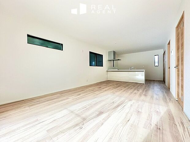 【リビング】LDK約18.0帖。ナチュラルウッドを基調とした木の温もりを感じる内装のリビング。緑を置いて、ナチュラルテイストなリビングもいいですね。