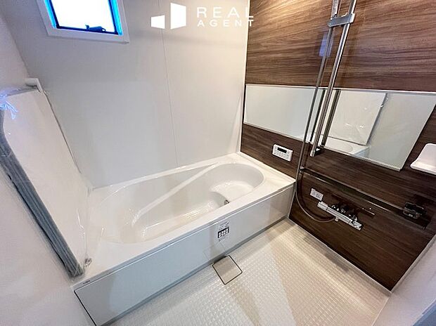 【バスルーム】足を伸ばして入浴できるバスタブで一日の疲れを癒す優雅な時間をお過ごしいただけます。