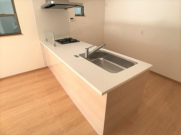 【同仕様完成施工例】生活を豊かにする充実の設備・仕様。心落ち着くカラーの内装。
ショールームにて、実際の仕様をご確認頂けます。お気軽にお問い合わせください。