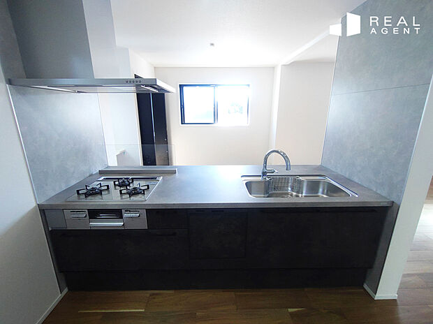 【キッチン】リビングを見渡せる対面式のキッチンでご家族とのコミュニケーションが捗るご家族思いな設計。