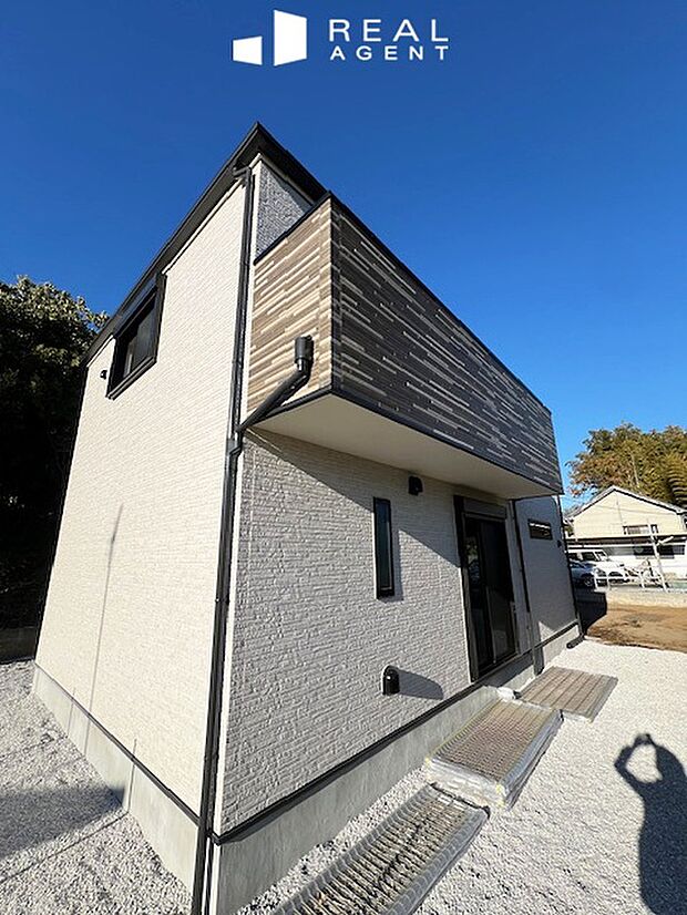 【現地外観写真】敷地面積は240m2超!戸塚駅前には「トツカーナモール」、「戸塚モディ」など大型商業施設が建ち並び、お買い物が充実します。