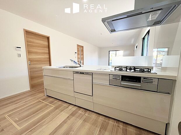 【キッチン】リビングを見渡せる対面式のキッチンでご家族とのコミュニケーションが捗るご家族思いな設計。