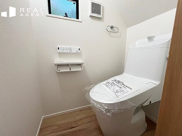 【トイレ】お掃除ラクラク、フチレス構造の高機能トイレ。少ない水でしっかり汚れを洗い流すパワーストリーム洗浄!汚物汚れ・キズ汚れにも強いハイパーキラミック素材を採用。