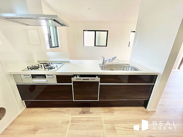 【D号棟キッチン】リビングで過ごすご家族とコミュニケーションが取りやすく、孤立感のないキッチンスペースです♪