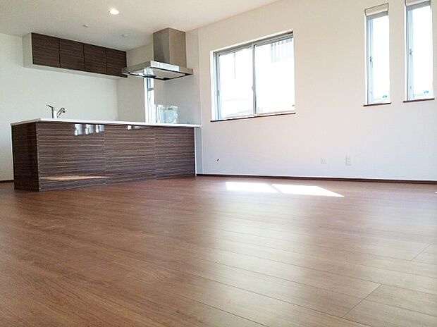 【同仕様完成施工例】生活を豊かにする充実の設備・仕様。心落ち着くカラーの内装。
ショールームにて、実際の仕様をご確認頂けます。お気軽にお問い合わせください。
