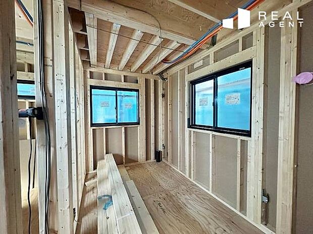 【現地撮影】2階リビングのため、外からの視線を気にせずにカーテンを開放して過ごすことができます。光と風を感じられるくつろぎの空間を手に入れませんか？