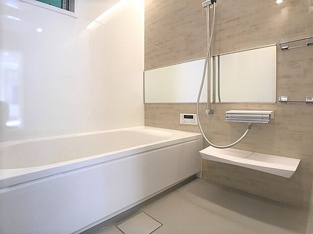 【同仕様完成施工例】生活を豊かにする充実の設備・仕様。心落ち着くカラーの内装。
ショールームにて、実際の仕様をご確認頂けます。お気軽にお問い合わせください。
