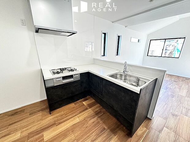 【B号棟キッチン】L字型でコンパクトな動線のキッチン♪背面のスペースに余裕があるため、家事動線がしっかりと確保できます。