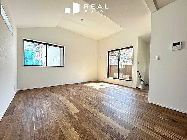 【B号棟リビング】上質な温もり溢れる穏やかな空間で、ご家族が自然と集まる憩いの場に。