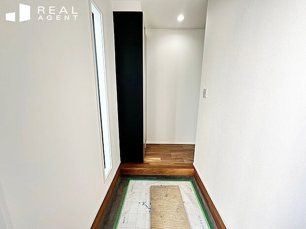 【B号棟玄関】お家の顔となる玄関、温もりを感じられる柔らかい雰囲気でお帰りを迎えてくれます。