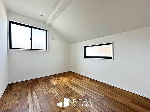 【C号棟洋室】シンプルな空間こそ、真っ白なキャンパスです。お好きな家具を配置して、彩を加えて下さい。もちろん十分な収納もご用意させて頂いております。