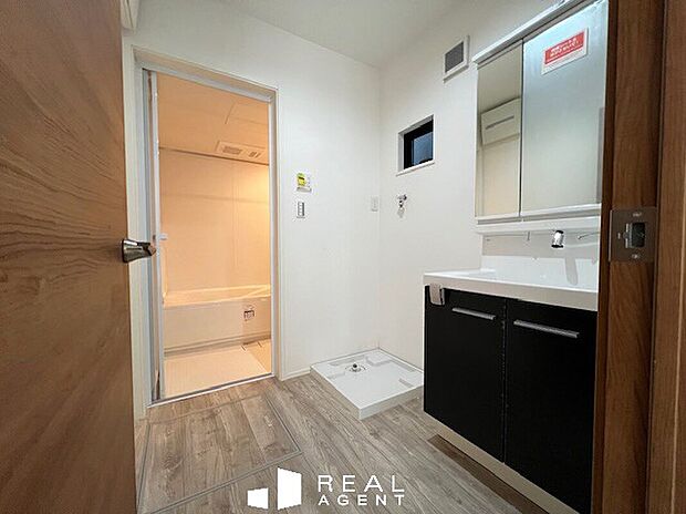 【C号棟洗面化粧台】シャワー水栓になっており洗面のお掃除もらくちんです!