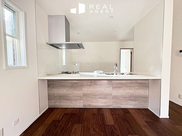 【B号棟キッチン】キッチンを壁付けにすることによって、リビングに空間を造りあげました。