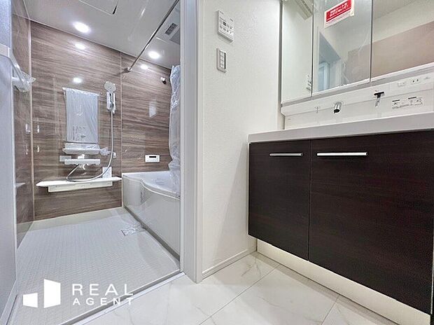 【B号棟洗面化粧台】しっかり身支度できるLED電気付き、三面鏡の洗面化粧台です。ハンドシャワー水栓のため洗面台のお掃除も簡単です。