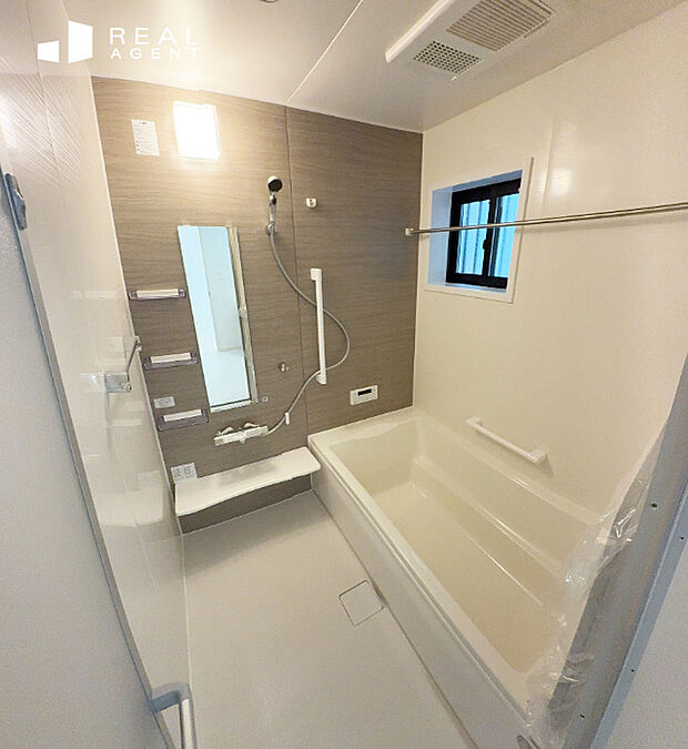 【2号棟浴室】自然光やさわやかな風を取り込む開閉式窓もございます。浴室乾燥機も設置してあり換気も十分に行えます。