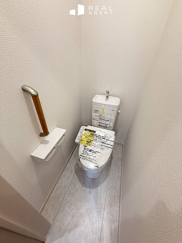 【II-2号棟トイレ】清潔感の重要なトイレはお手入れのしやすい最新モデルです。