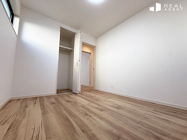 【II-2号棟洋室】フローリングの色味が落ち着いていて、ナチュラルな質感を大切にした温もりの空間。