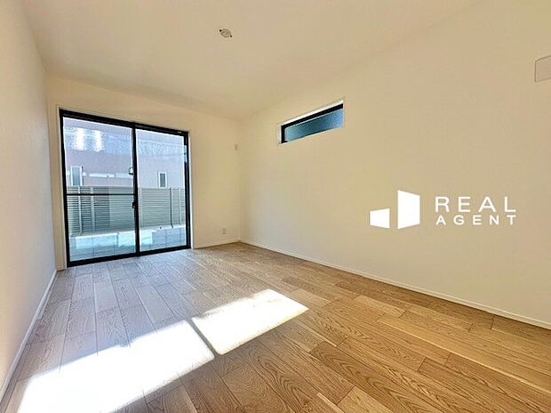 【洋室】ナチュラルカラーのフローリングにホワイトクロスを組合せたどんなテイストの家具にも合うシンプルな内装と形状。